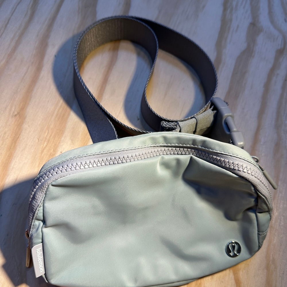 Lululemon Everywhere Belt Bag 1L Silver Drop Grey Adjustable Waist Pack Unisex